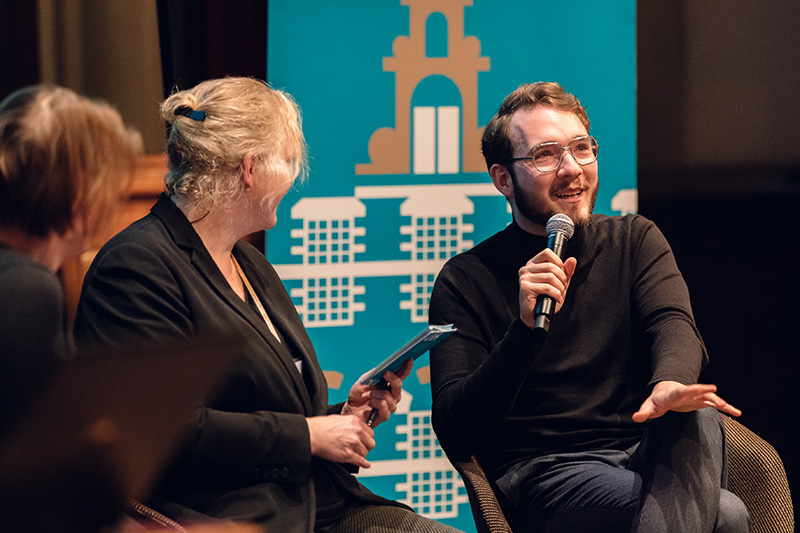 Lukas Rietzschel (r) in gesprek met Marja Verburg